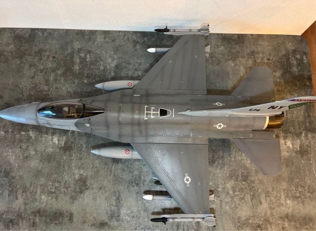 エリートフォース 1/18 F-16パイロット、ラダー付き　やっち