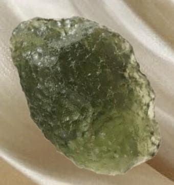 天然石 ＊ 原石 モルダバイト お守り