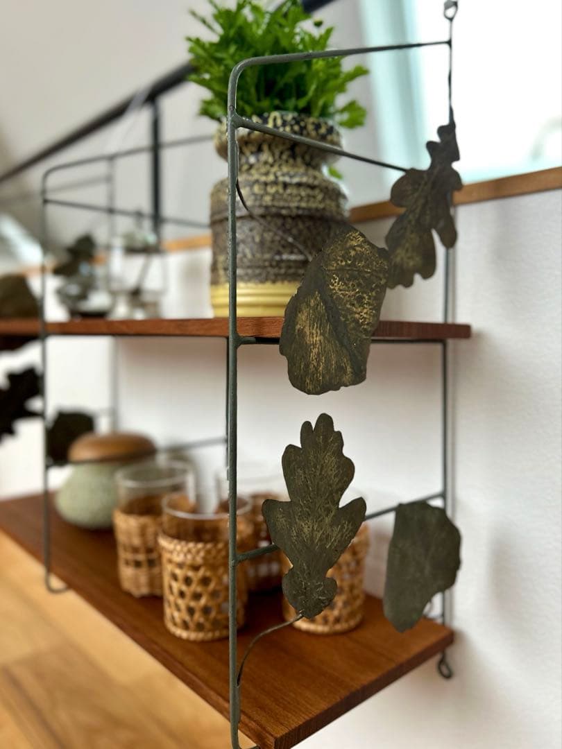 独60年代　ヴィンテージ・アイアンシェルフ　真鍮の葉っぱモチーフとチーク材の棚板