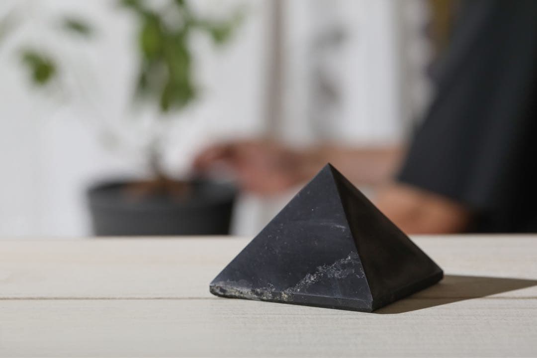 ロシア産　シュンガイト　ピラミッド8cm