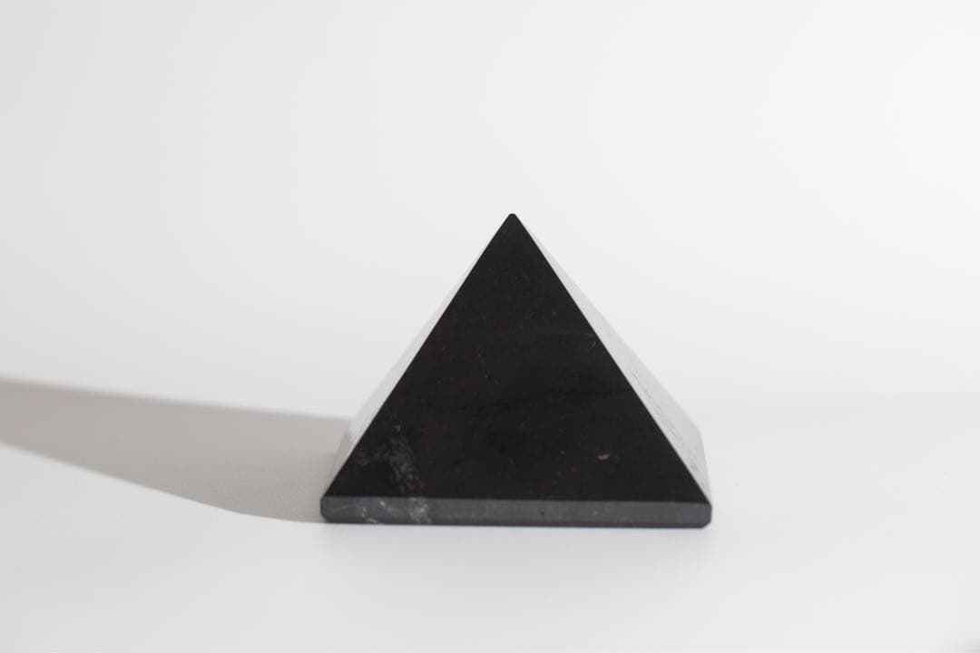 ロシア産　シュンガイト　ピラミッド8cm