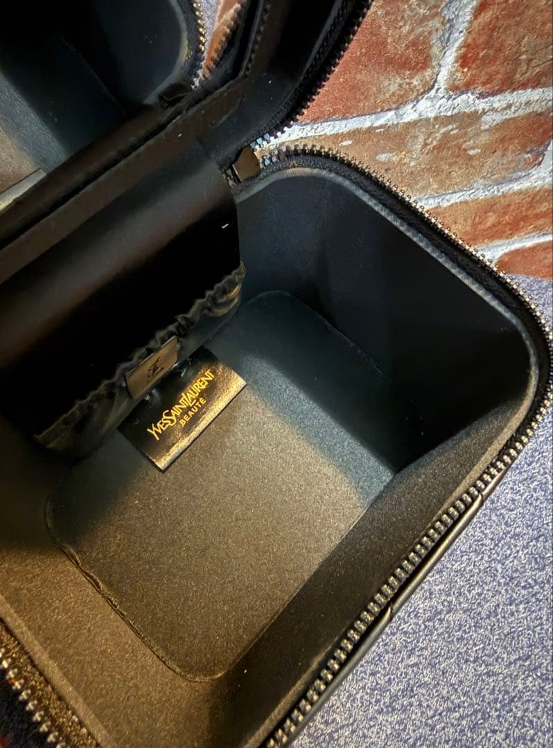 YSL ブラックレザーショルダーバッグ