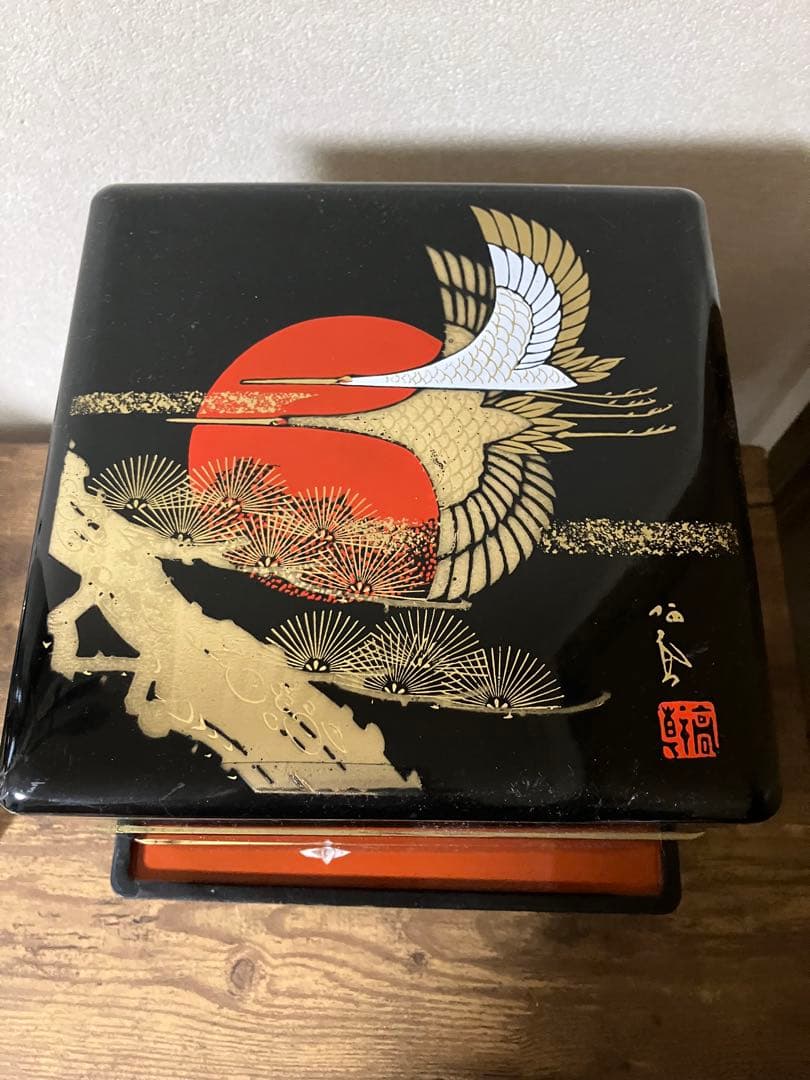 台座付き　取り皿収納型　3段重箱 縁起物柄　初日の出に松の枝　白金連鶴文様