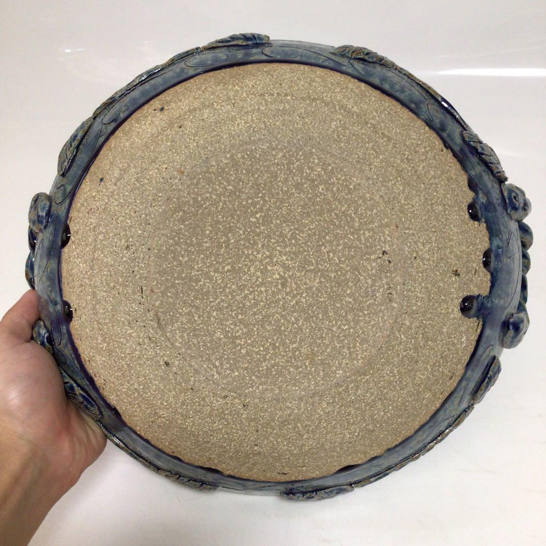南楽　ブドウ柄　大鉢　持ち手　青い陶器製の葉彫刻皿