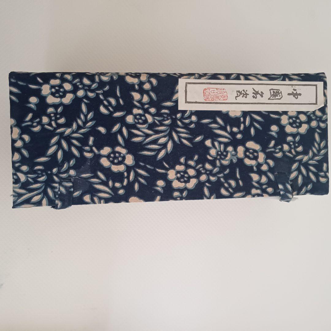 翡翠のような半透明のドラゴン彫刻、オリジナルの箱付き。