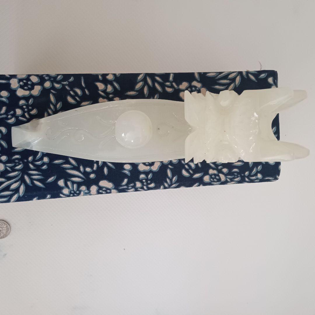 翡翠のような半透明のドラゴン彫刻、オリジナルの箱付き。