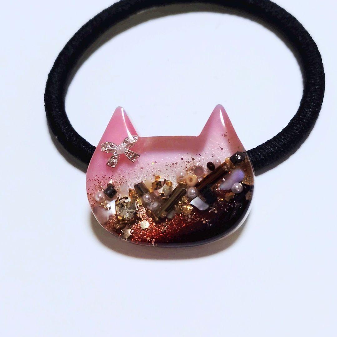 No.446　レジン ヘアゴム キーホルダー ピンバッジ 猫ねこいちごチョコ