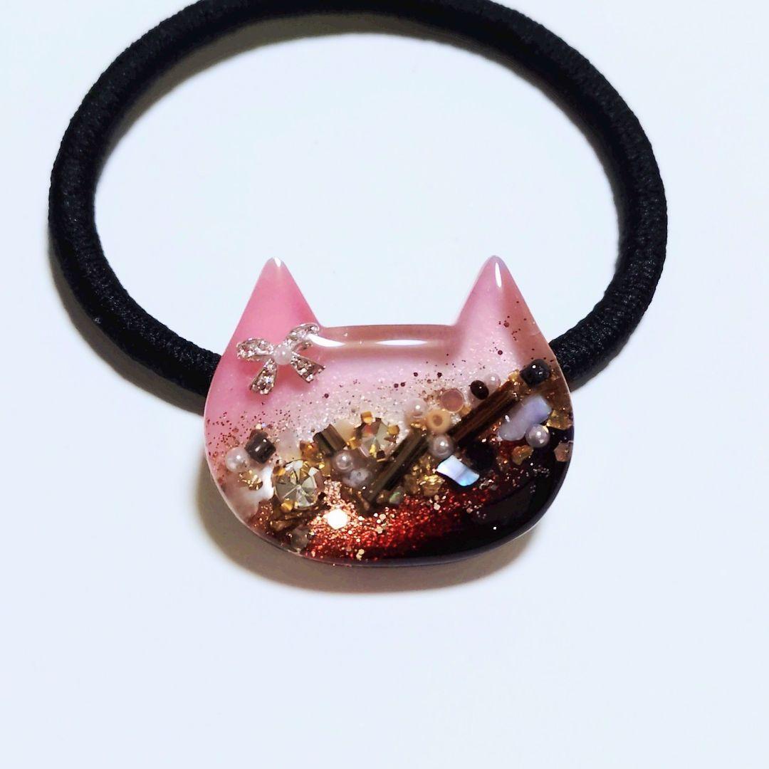 No.446　レジン ヘアゴム キーホルダー ピンバッジ 猫ねこいちごチョコ