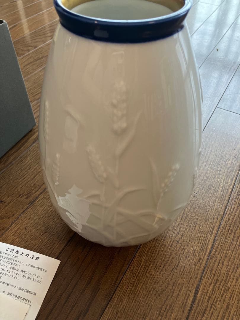 未使用　深川　ホワイト 陶器製花瓶 浮彫り植物模様