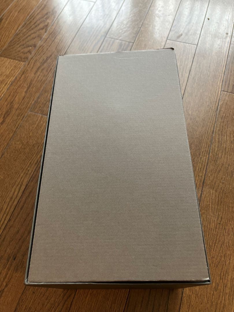 未使用　深川　ホワイト 陶器製花瓶 浮彫り植物模様