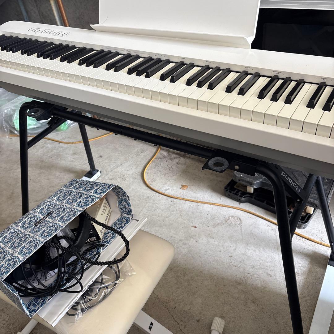 美品　Roland FP-30X ホワイトデジタルピアノ