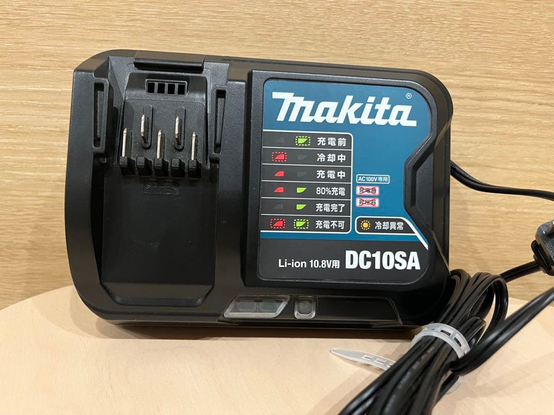 Makita マキタ 充電式クリーナCL107FD バッテリ・充電器付属