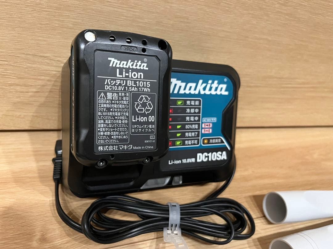 Makita マキタ 充電式クリーナCL107FD バッテリ・充電器付属