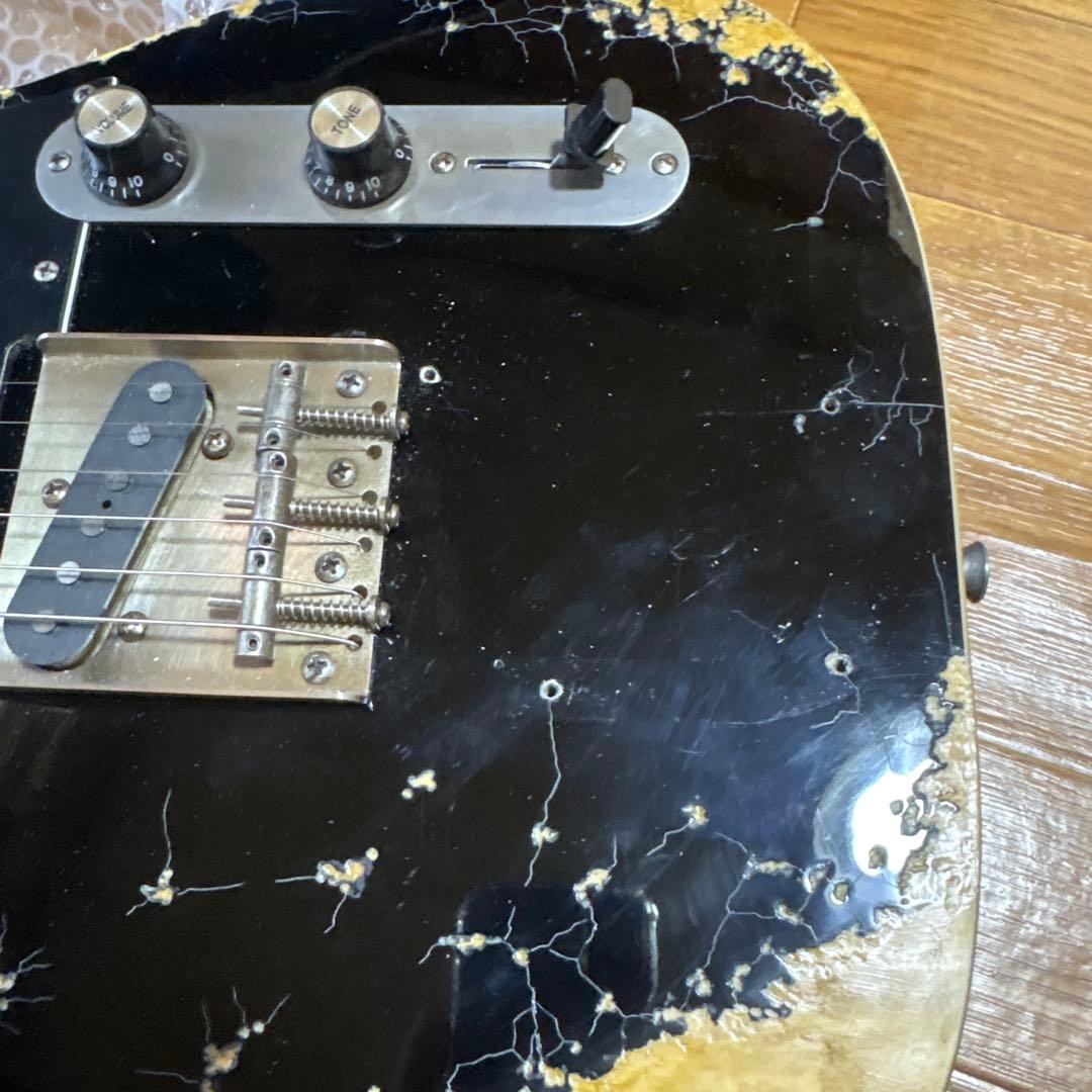 ハードレリックエレキギター ブラック/ナチュラル 22フレット