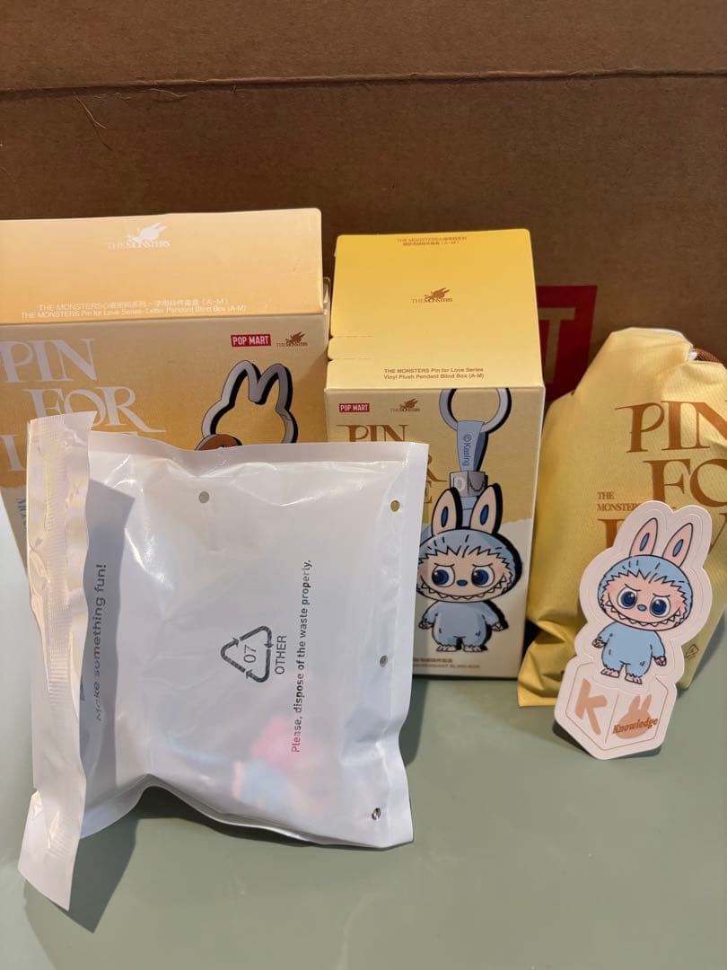LABUBU PIN FOR LOVEイニシャル チャーム K 2点セット
