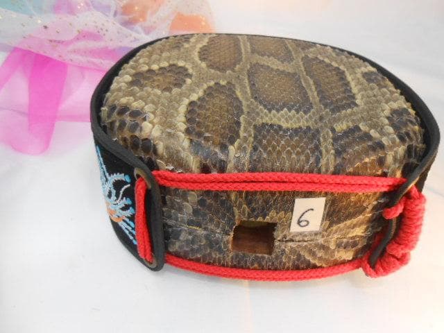 現品販売(送料無料)72.800円　沖縄三線専用　黒檀棹と蛇皮(二重張)型チーガ