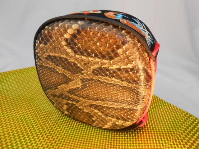 現品販売(送料無料)72.800円　沖縄三線専用　黒檀棹と蛇皮(二重張)型チーガ