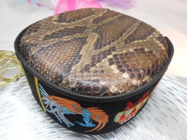 現品販売(送料無料)72.800円　沖縄三線専用　黒檀棹と蛇皮(二重張)型チーガ