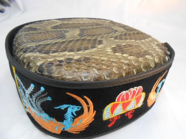 現品販売(送料無料)72.800円　沖縄三線専用　黒檀棹と蛇皮(二重張)型チーガ