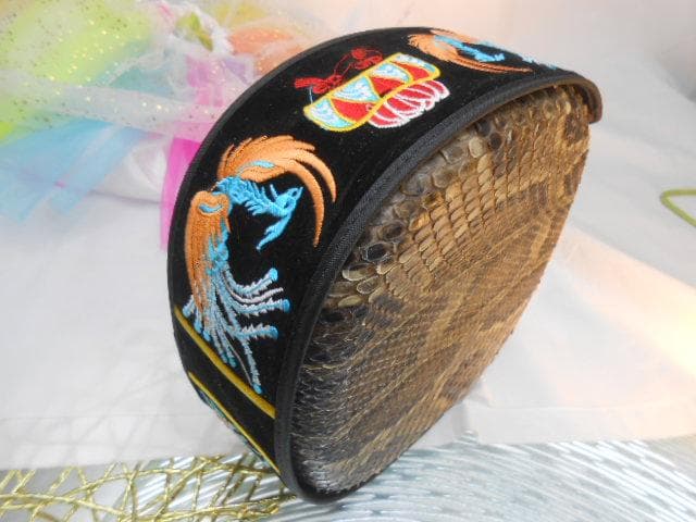 現品販売(送料無料)72.800円　沖縄三線専用　黒檀棹と蛇皮(二重張)型チーガ