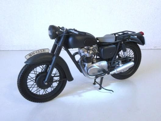 特価 MINICHAMPS 1/12 トライアンフTR6 Trophy「大脱走」