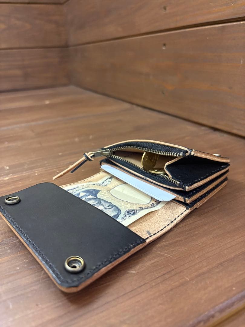 ショートトラッカーウォレット　本革　丘染めブラック茶芯　フルフェイス