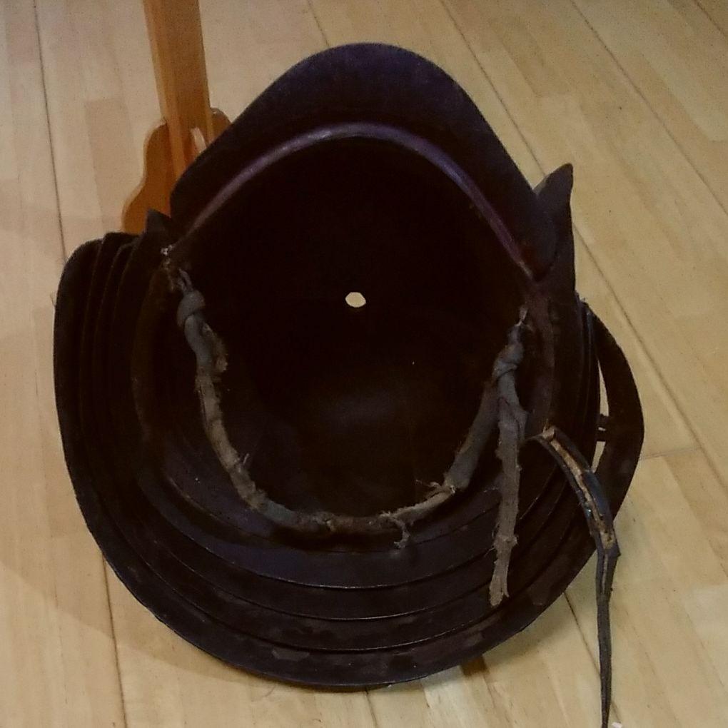 左吉ページ　鉄兜　鉄製　兜　甲冑　武具　台付き