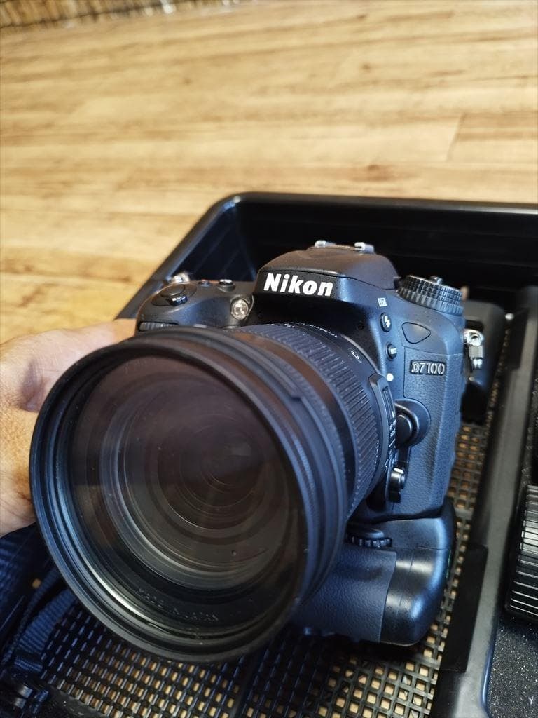NIKON D-7100 本体 ＋ カメラレンズ 4本 グリップ付き