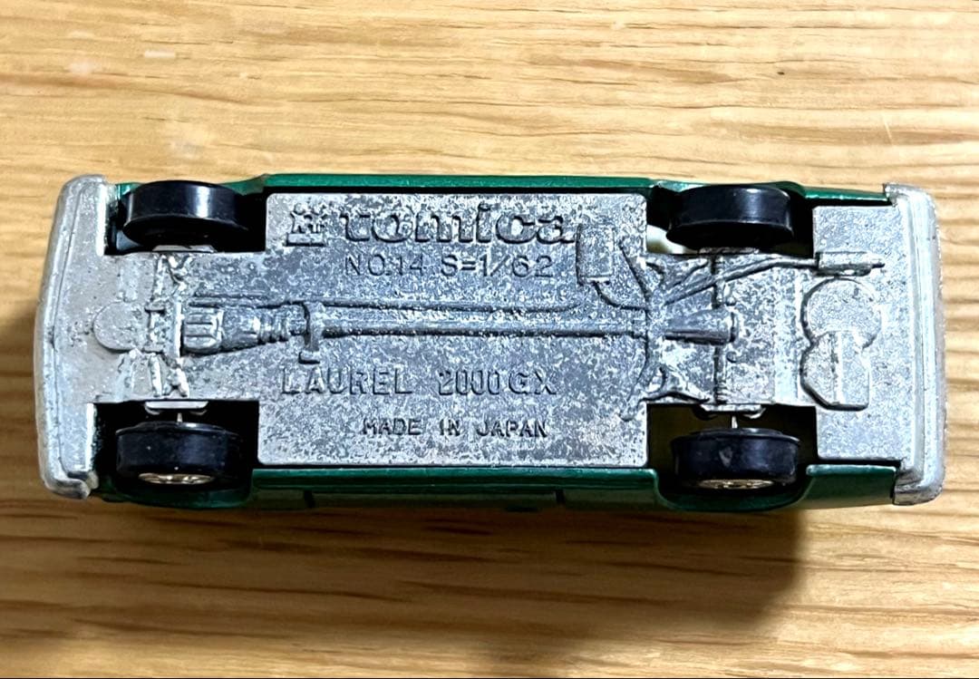 トミカ 黒箱 14 日産ローレル2000GX 日本製 色指定箱
