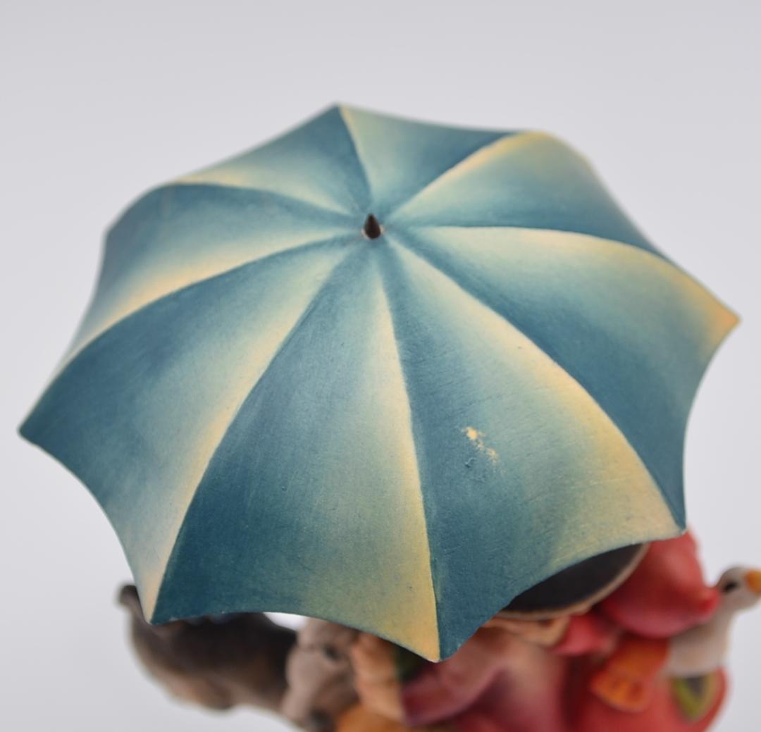 雨の中を走る　アンリ　木彫り人形　ANRI　イタリア　高さ14ｃｍ