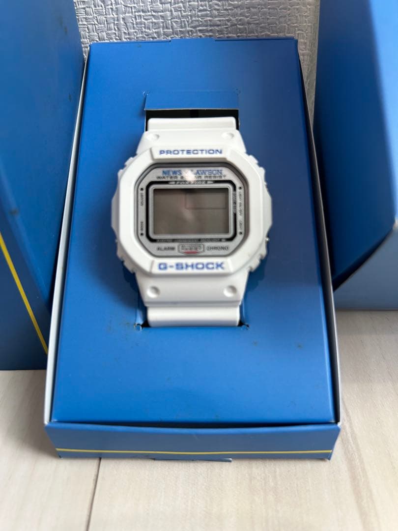 希少✨ニュース　G-SHOCK ホワイト NEWS × LAWSON コラボ
