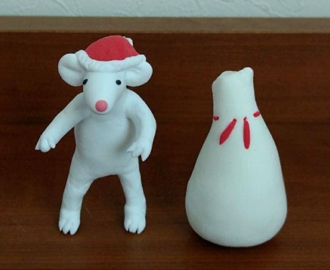『靴の中になんか入った気がするサンタ犬と、ネズミ』ハンドメイド作品 軽量粘土