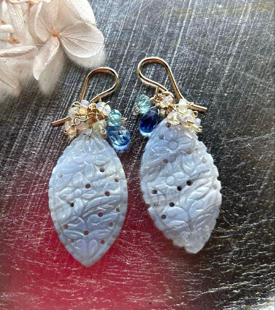 ブルーレースアゲート　マーキス カービング＆カイヤナイト＆ブルージルコンのピアス