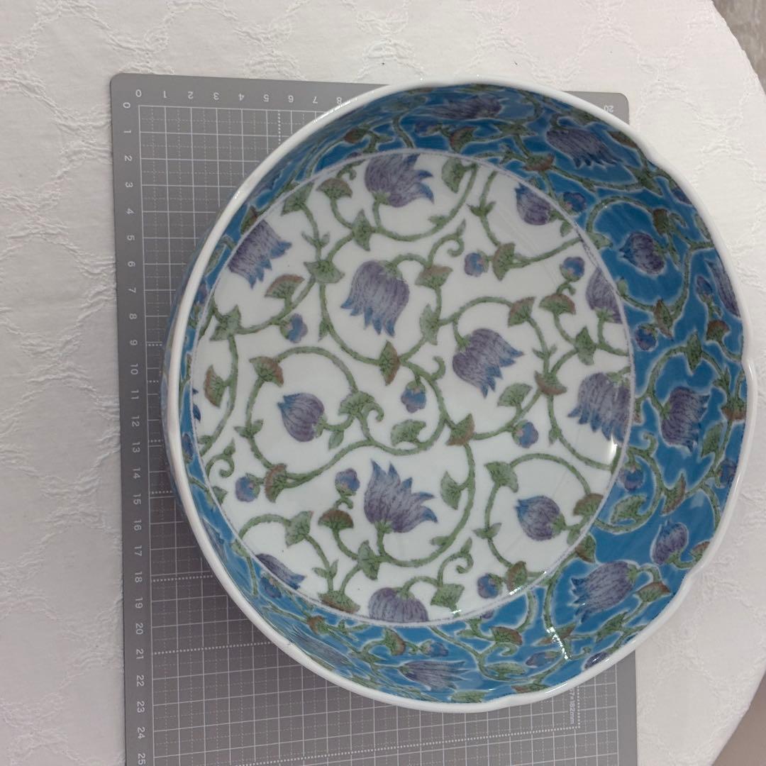 青い花模様の陶磁器ボウル　美濃焼】華やかな花紋様が全体に施された、