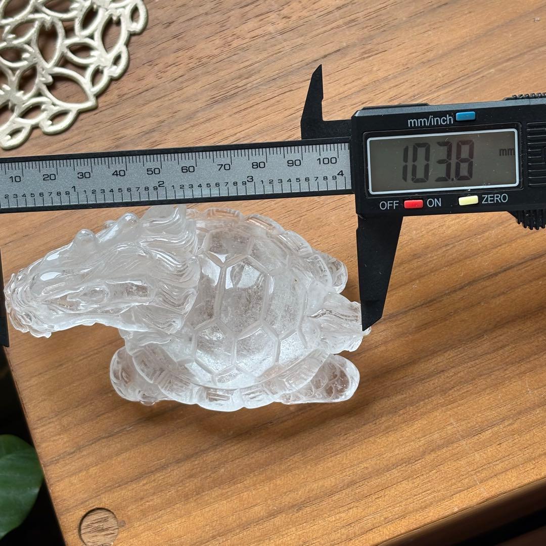 高品質 ブラジル産の天然水晶で彫られた龍亀（ロングイ）の置物250g