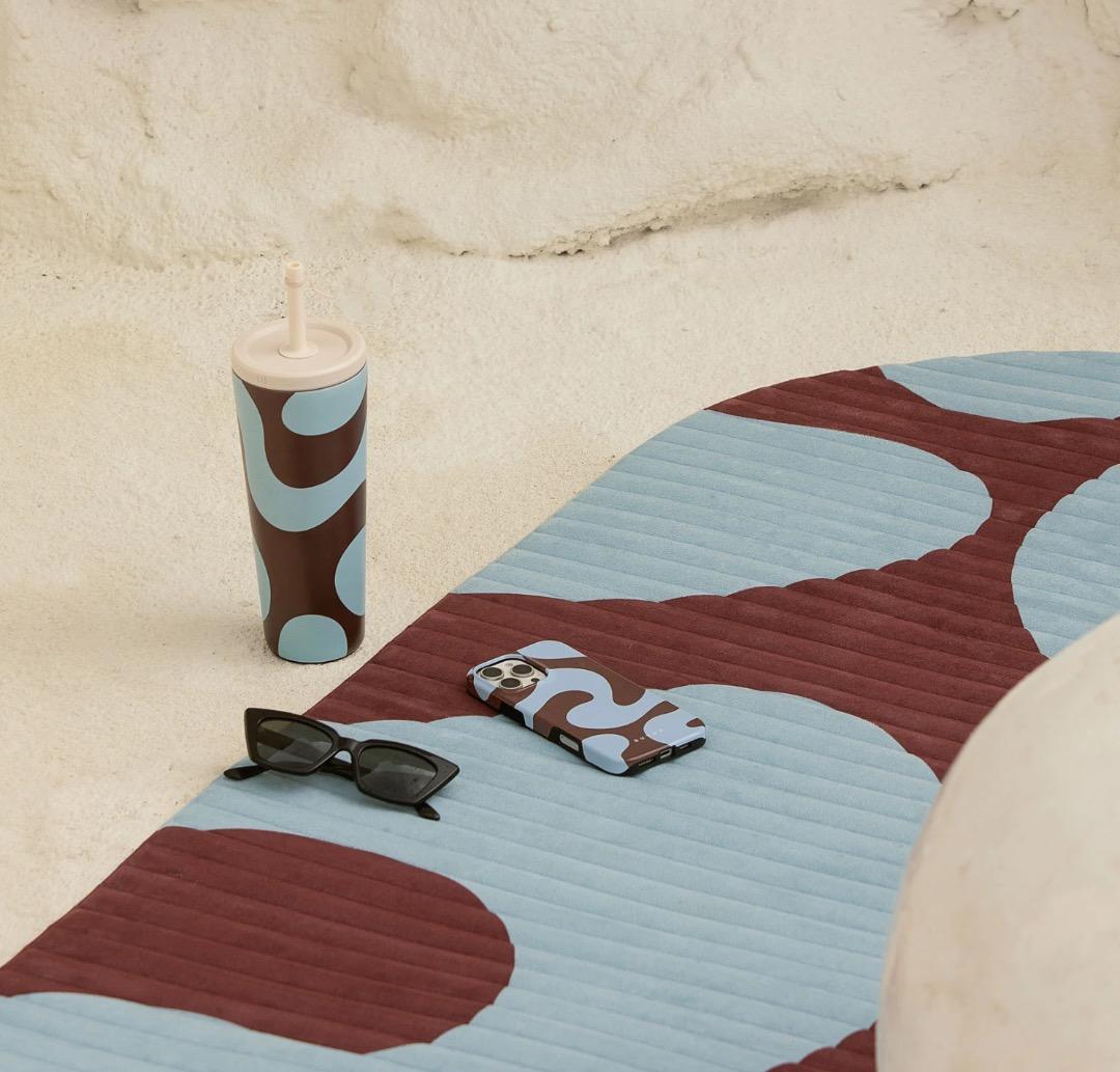 【新品・未使用】BURGA 抽象模様（Core）iPhone16 ケース