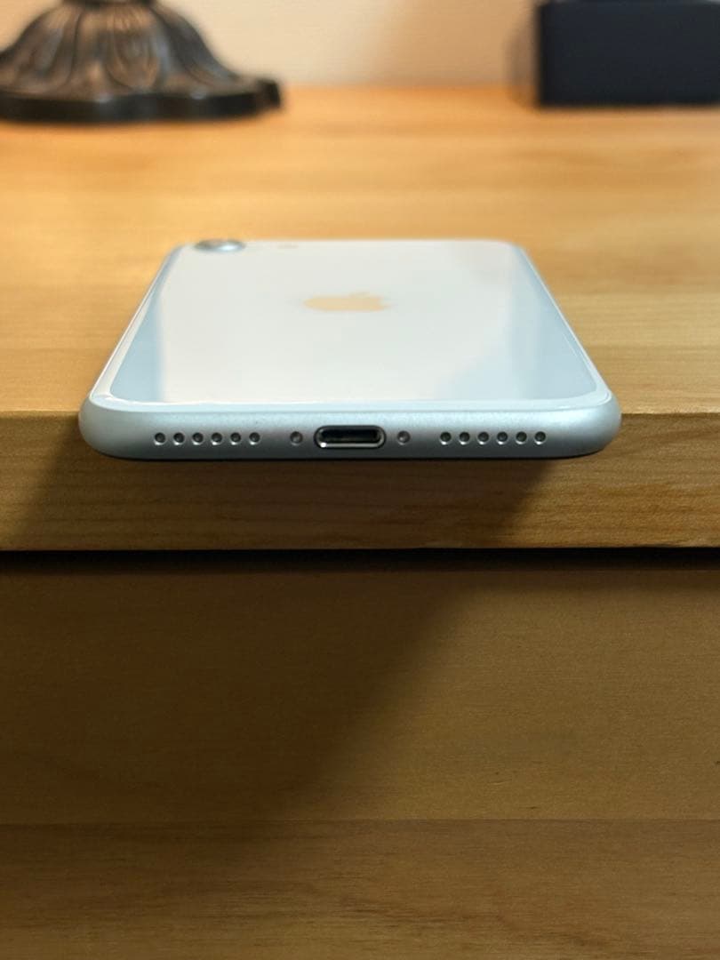 Apple iPhone SE (第2世代) ホワイト　SIMフリー
