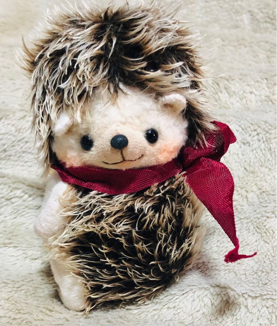 海外作家様　ハンドメイド　ぬいぐるみ　ハリネズミ　赤リボンハートチャーム