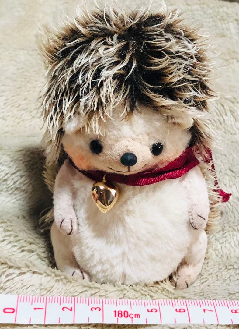 海外作家様　ハンドメイド　ぬいぐるみ　ハリネズミ　赤リボンハートチャーム