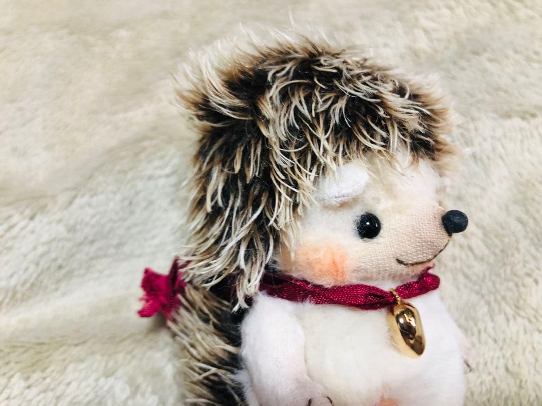 海外作家様　ハンドメイド　ぬいぐるみ　ハリネズミ　赤リボンハートチャーム