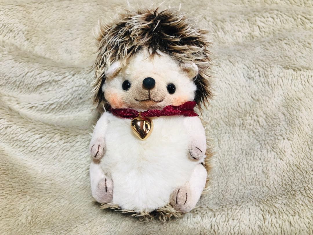 海外作家様　ハンドメイド　ぬいぐるみ　ハリネズミ　赤リボンハートチャーム