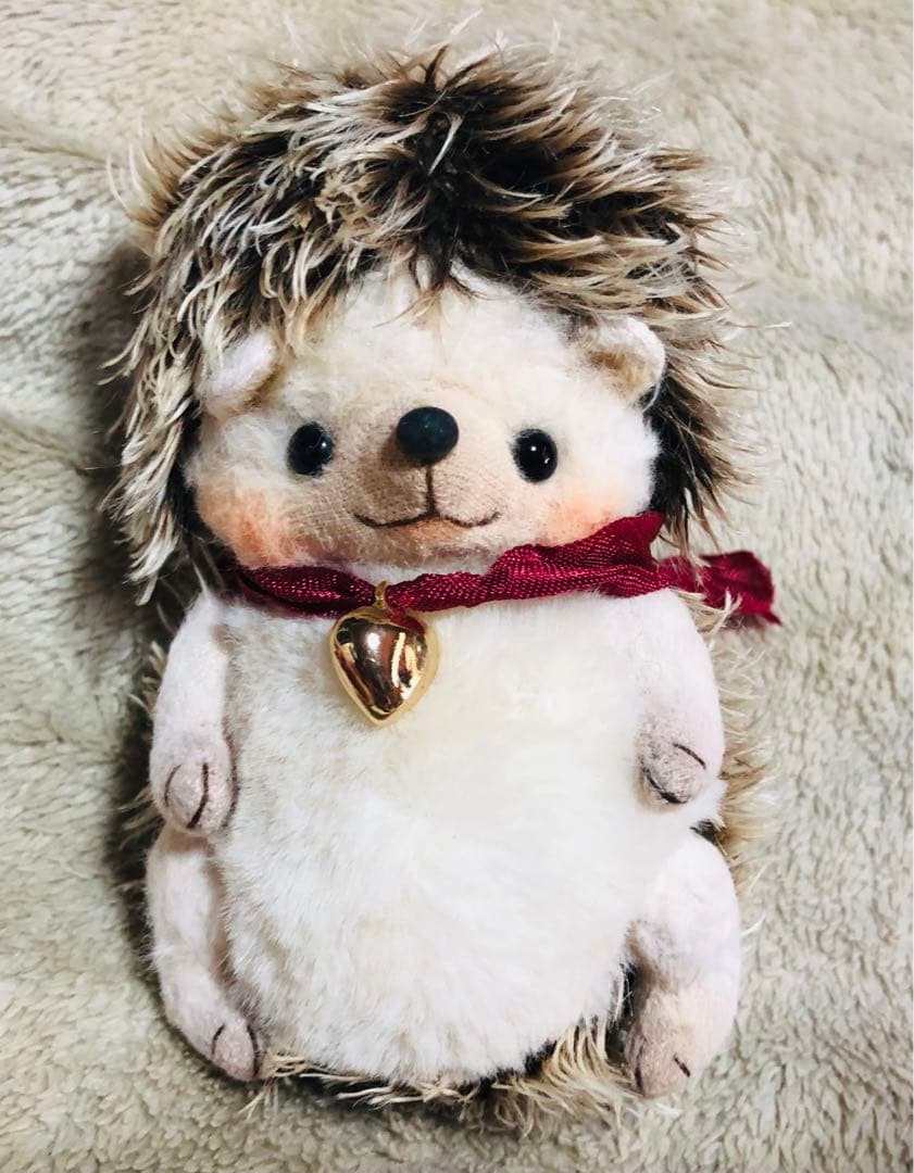 海外作家様　ハンドメイド　ぬいぐるみ　ハリネズミ　赤リボンハートチャーム