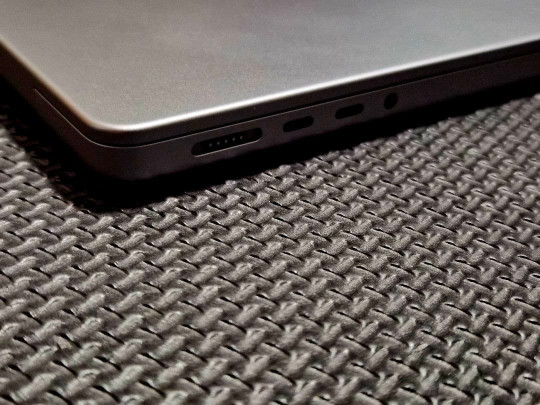 【美品】MacBookPro14″ (2021, M1 Pro) 512gb