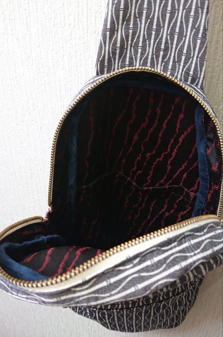 現品限り!!　正絹 レアデザイン 着物生地使用 ボディバッグ 斜め掛けバッグ