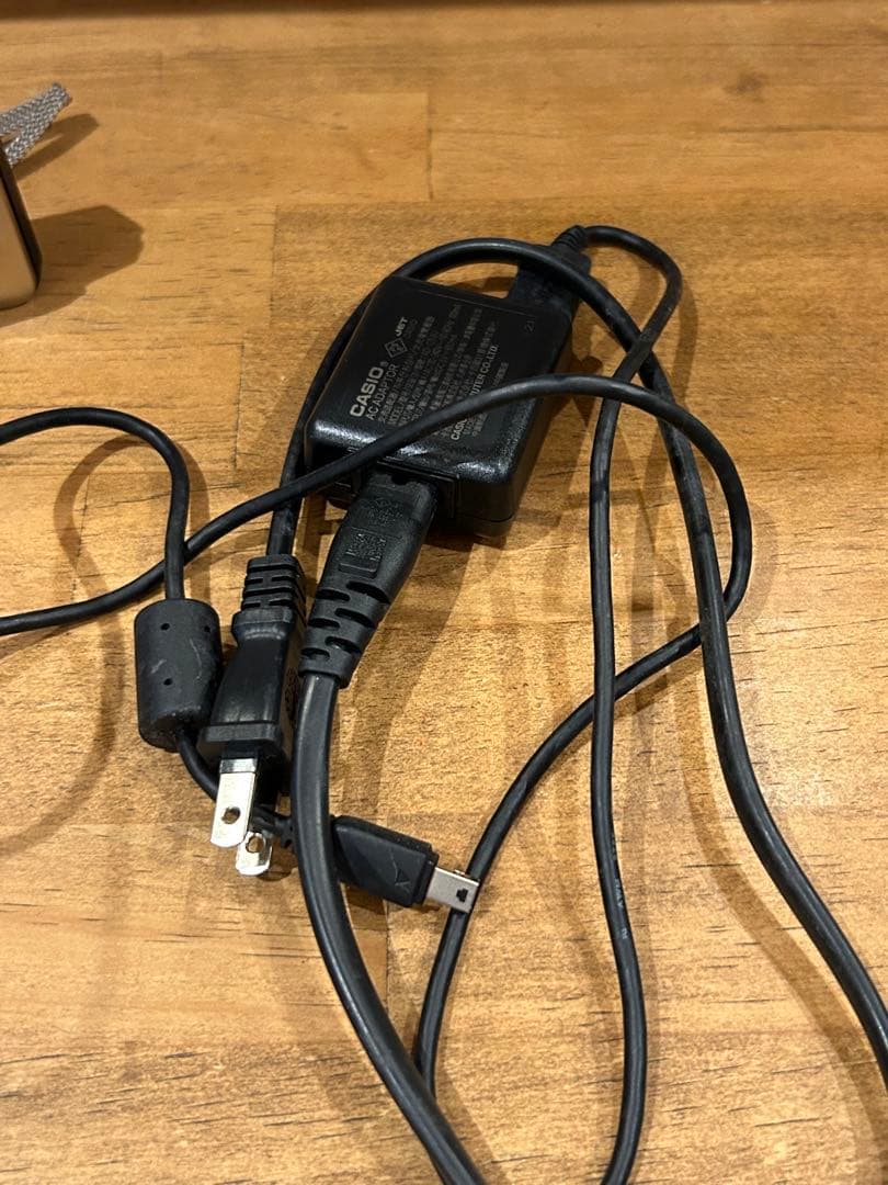 充電器付き　CASIO EXILIM EX-ZR15 シルバー 7倍ズーム