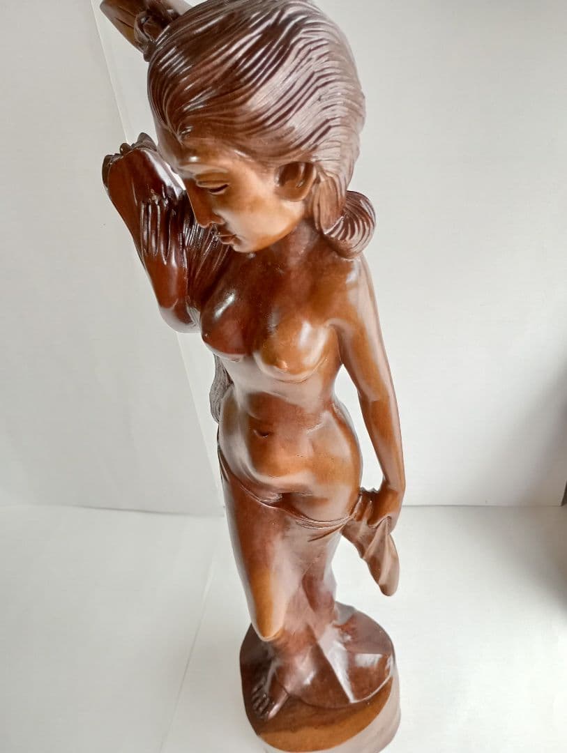 木製女性像彫刻 「木製彫刻 花を持つ女」1点です。(工芸品)