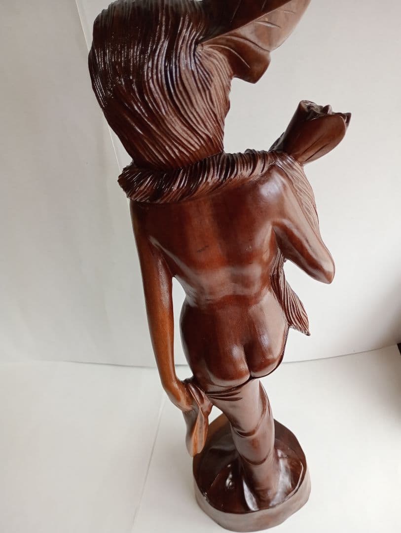 木製女性像彫刻 「木製彫刻 花を持つ女」1点です。(工芸品)