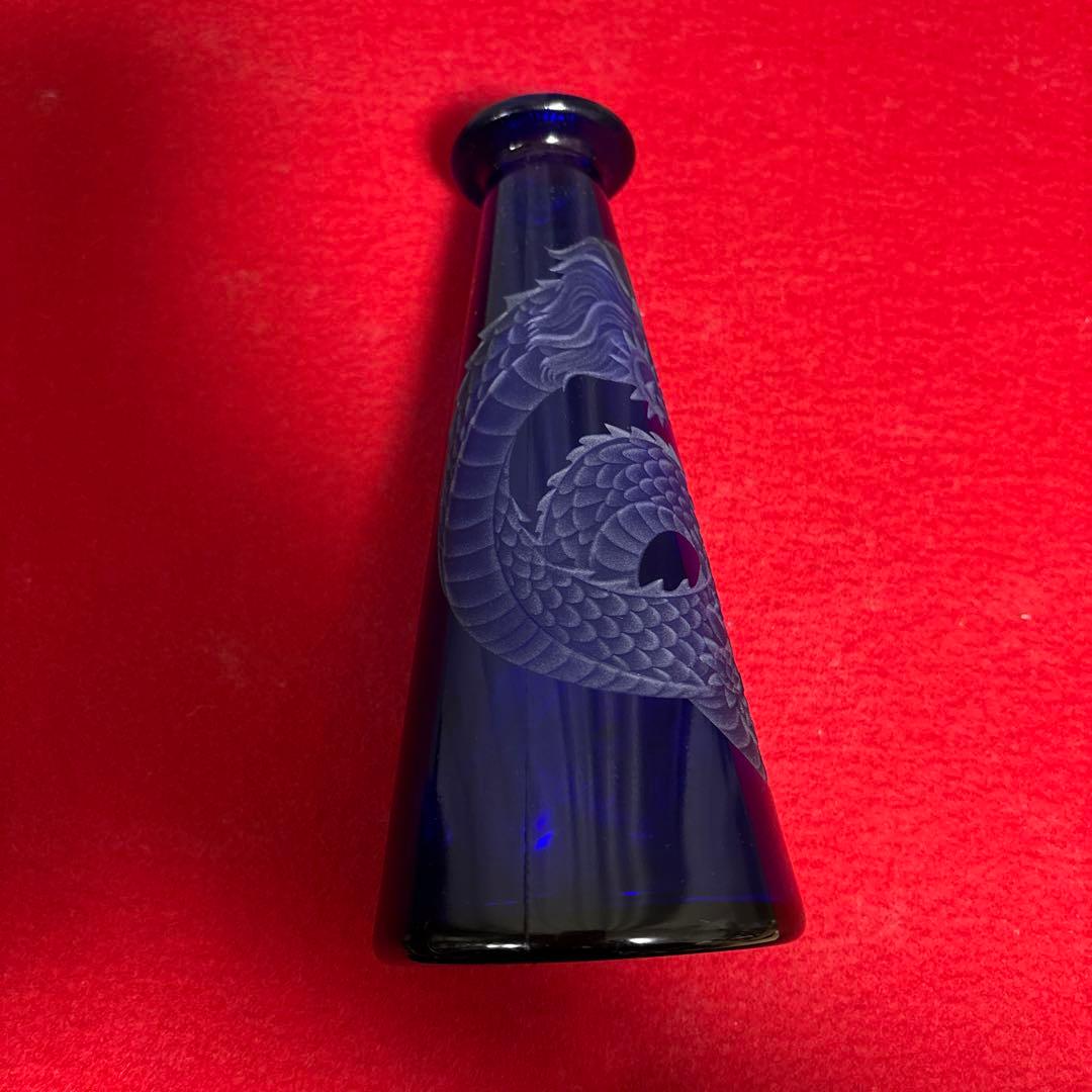 ガラス一輪挿し　龍の彫有り　濃いブルー