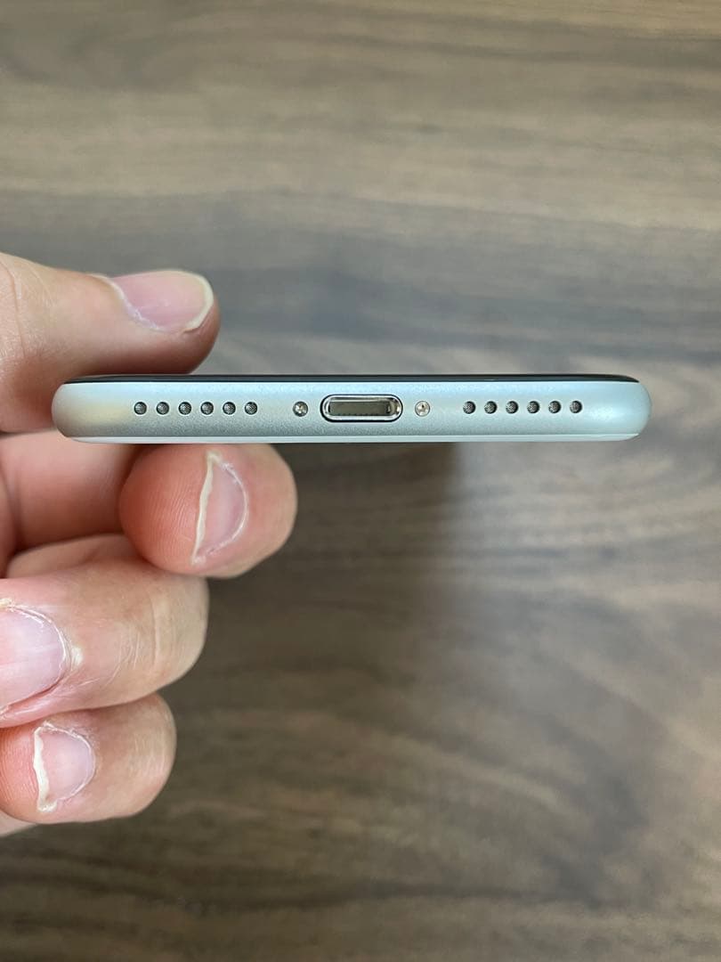 iPhone SE 第2世代 64GB ホワイトSIMフリー バッテリー85%