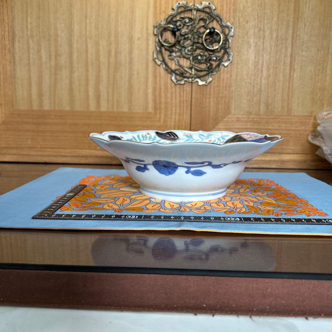 其泉　金彩色絵菊花唐草紋菓子鉢と青白磁牡丹彫銘々皿５枚揃　まとめ売り　美品